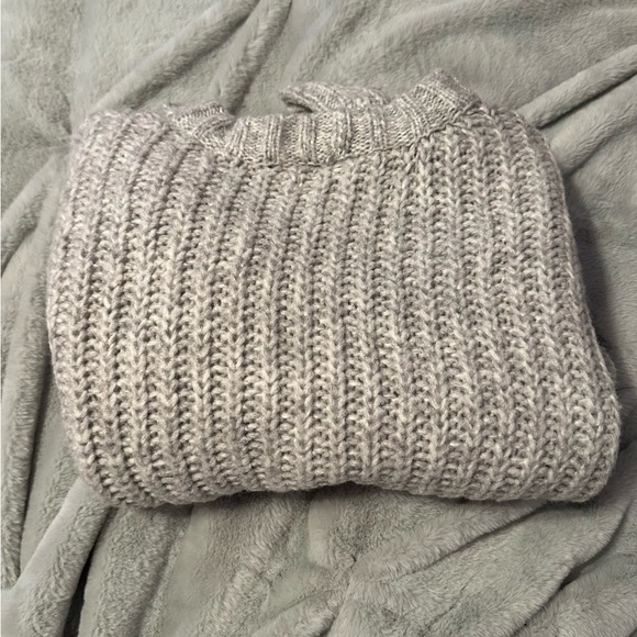 Grey cropped sweater from American eagle, barley worn - Picture 2 of 3